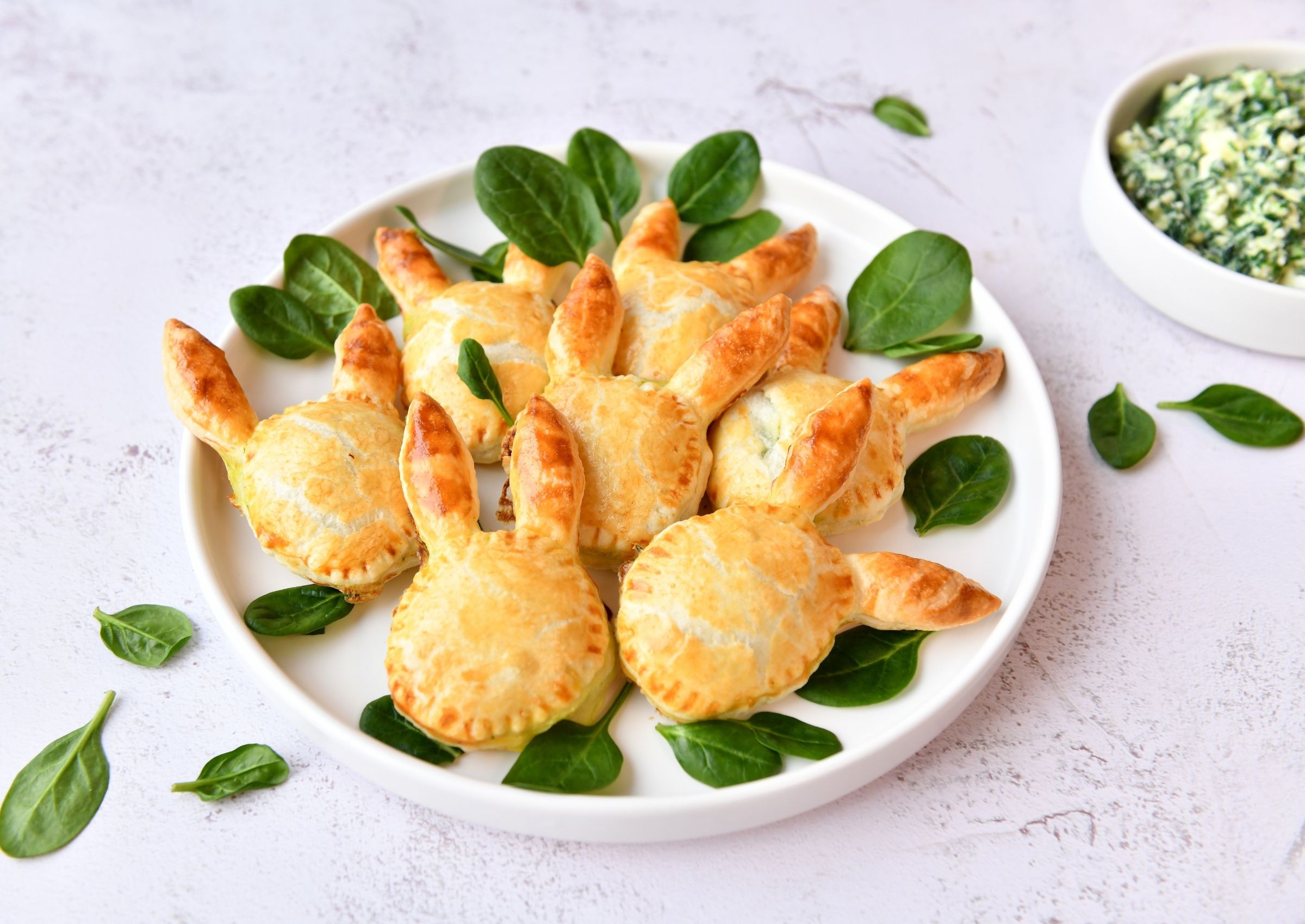 Das Bild zeigt eine Schüssel mit Whipped Feta Dip