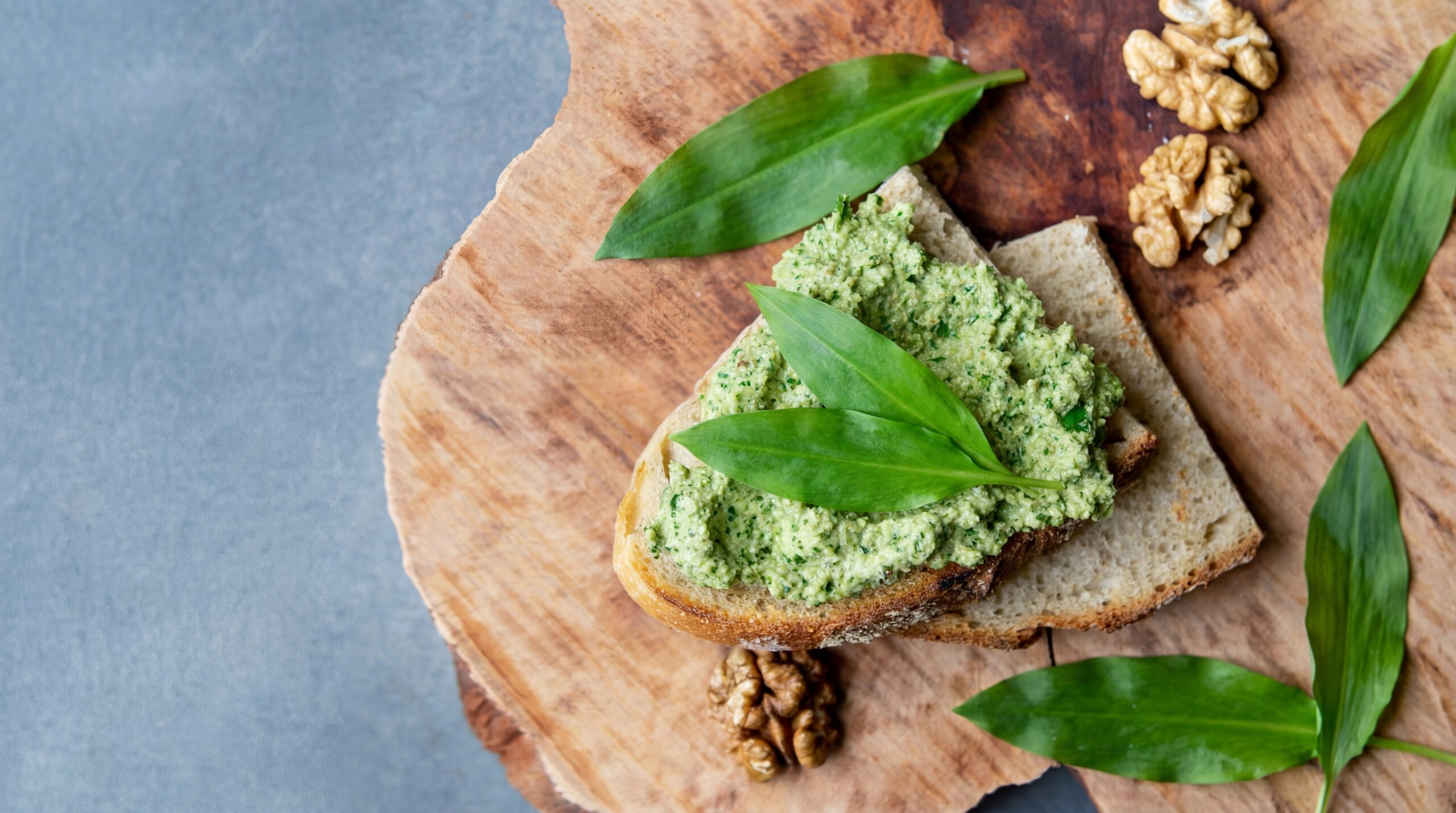 Das Bild zeigt eine Schüssel mit Whipped Feta Dip