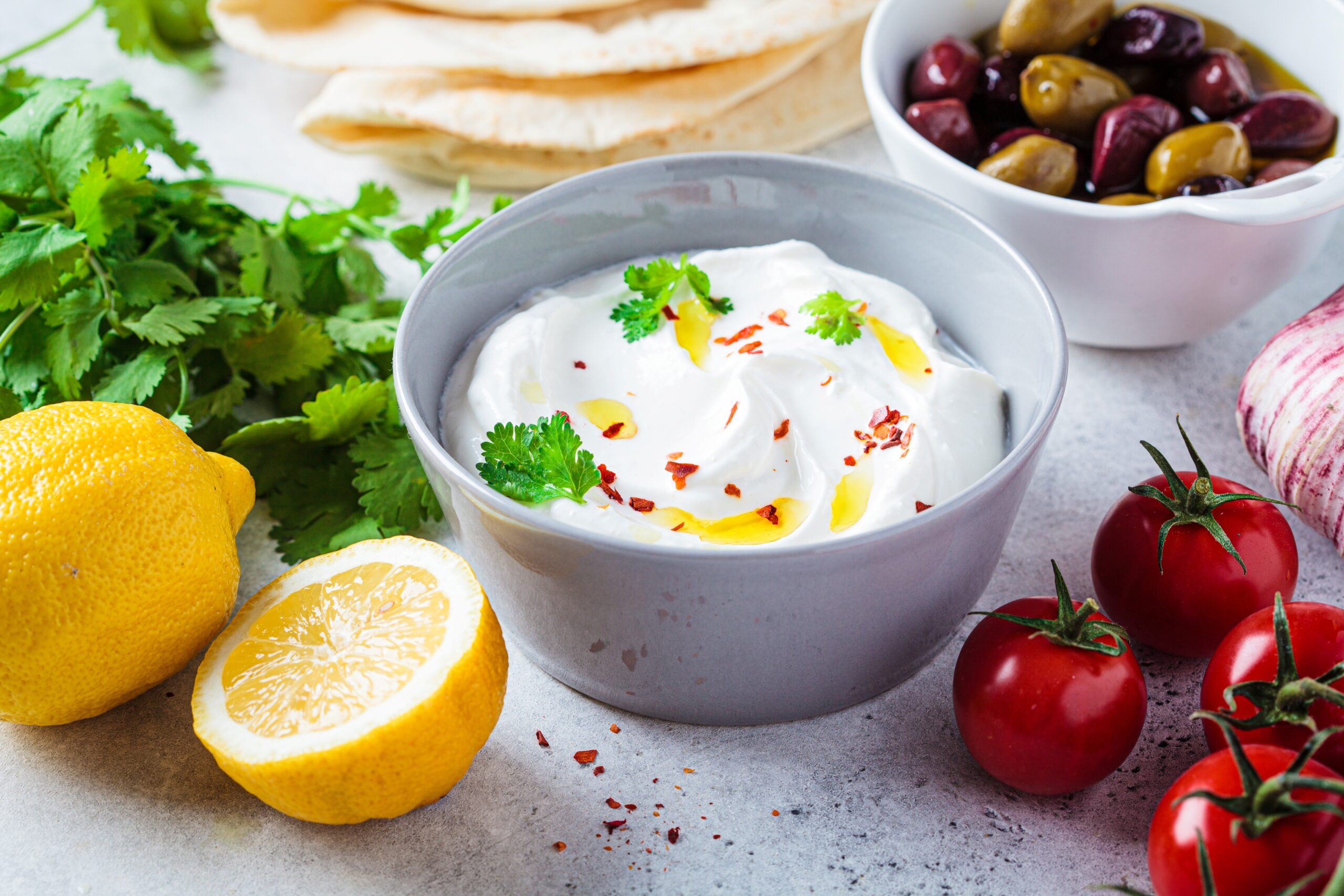 Das Bild zeigt eine Schüssel mit Whipped Feta Dip